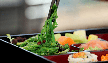 Salad sareng sushi