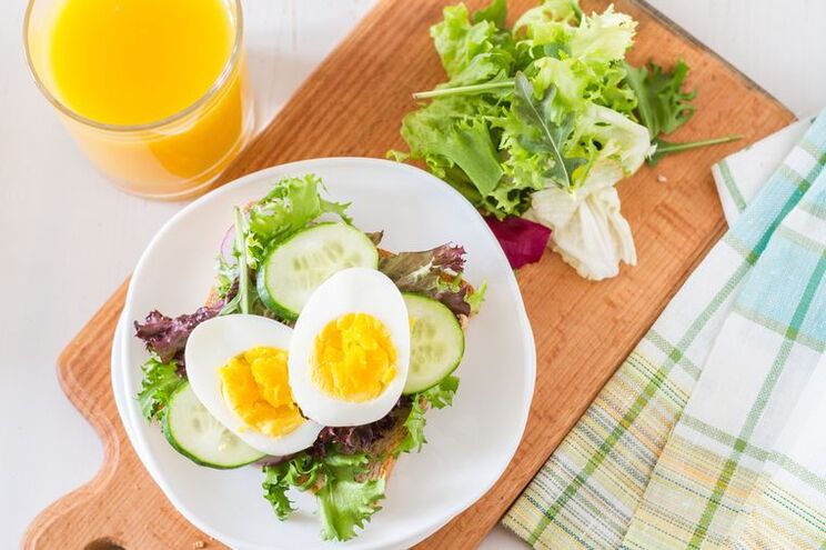 Bonteng sareng salad endog pindang