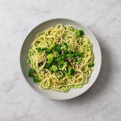 spaghetti sareng brokoli sareng kacang pinus, diét Mediterania