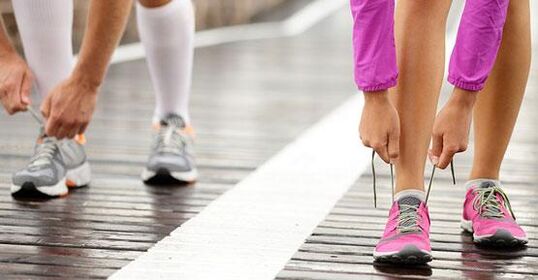 ngaitkeun tali sapatu sateuacan jogging pikeun ngirangan beurat