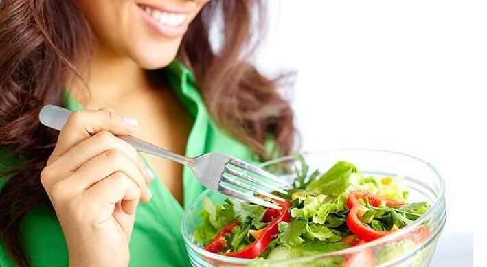 gadis dahar salad sayur dina diet protéin