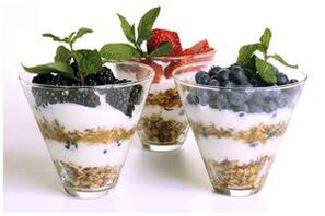 oatmeal kalawan yogurt sarta berries pikeun gizi ditangtoskeun jeung leungitna beurat